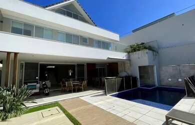 Imagem: A casa em condomínio possui 5 Dormitórios, 5 Banheiros, 2