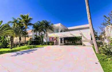 Imagem: A casa em condomínio possui 5 Dormitórios, 5 Banheiros, 5