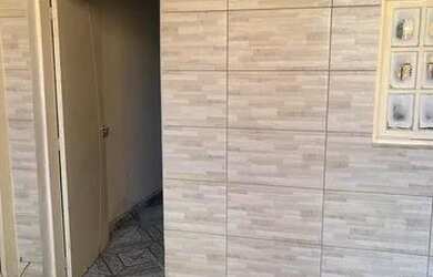 Imagem: A casa possui 2 Dormitórios e 1 Banheiro e está localizado