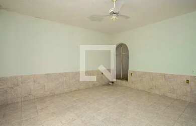 Imagem: A casa possui 4 Dormitórios, 4 Banheiros, 5 Vagas na garagem