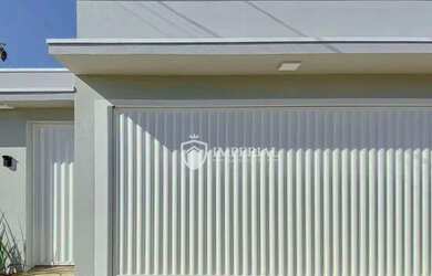 Imagem: A casa possui 3 Dormitórios, 2 Banheiros, 2 Vagas na garagem