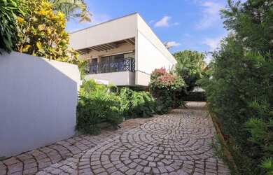 Imagem: A casa possui 4 Dormitórios, 3 Banheiros, 5 Vagas na garagem