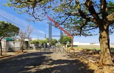 Imagem: A casa possui 3 Dormitórios, 1 Banheiro, 2 Vagas na garagem