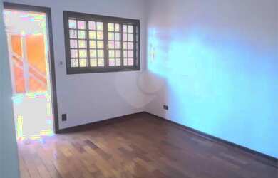 Imagem: A casa e possui 2 Dormitórios, Suítes, 1 Banheiro, 2 Vagas