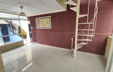 Imagem: A casa possui 4 Dormitórios, 5 Banheiros, 2 Vagas na garagem