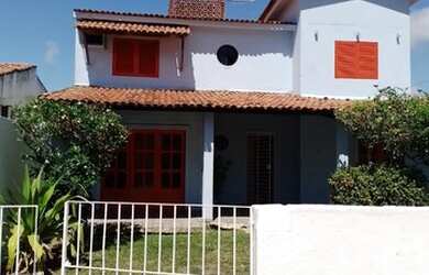 Imagem: A casa possui 2 Dormitórios, 3 Banheiros, 3 Vagas na garagem