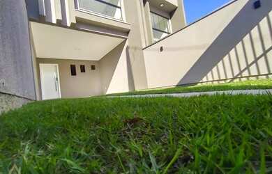 Imagem: A casa possui 3 Dormitórios, 2 Banheiros, 2 Vagas na garagem