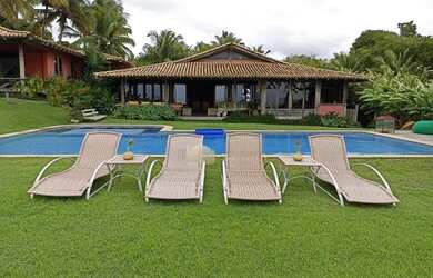 Imagem: A casa em condomínio possui 5 Dormitórios, 5 Banheiros, 700m²