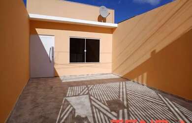 Imagem: A casa possui 2 Dormitórios, 1 Banheiro, 2 Vagas na garagem