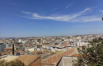 Imagem: A casa possui 3 Dormitórios, 3 Vagas na garagem, 240m² de