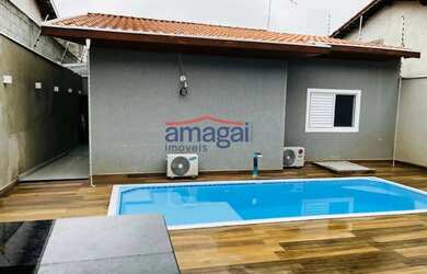 Imagem: A casa possui 2 Dormitórios, 2 Banheiros, 2 Vagas na garagem