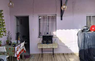 Imagem: A casa em condomínio possui 3 Dormitórios, 1 Banheiro, 2 Vagas