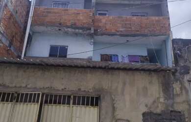 Imagem: A casa possui 4 Dormitórios, 3 Banheiros e 1 Vaga na garagem