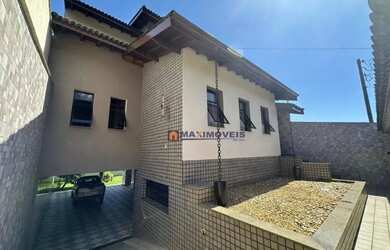 Imagem: A casa possui 4 Dormitórios, 2 Banheiros, 4 Vagas na garagem