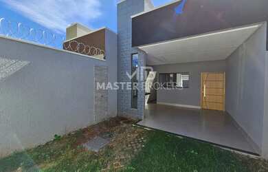 Imagem: A casa possui 3 Dormitórios, 2 Banheiros, 2 Vagas na garagem