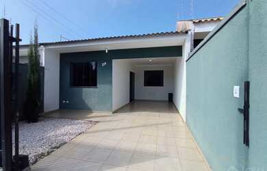 Imagem: A casa possui 3 Dormitórios, 1 Banheiro, 2 Vagas na garagem