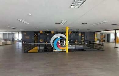 Imagem: O depósito para alugar possui 5 Vagas na garagem e 900m² de