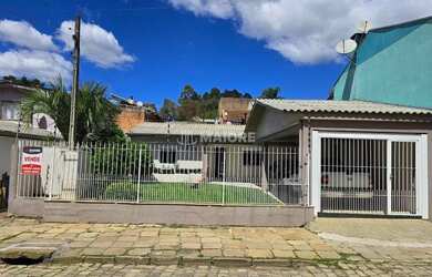 Imagem: A casa possui 2 Dormitórios, 2 Banheiros, 2 Vagas na garagem