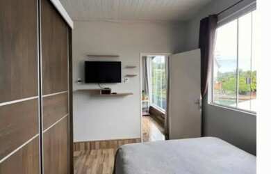 Imagem: A casa possui 3 Dormitórios, 2 Banheiros, 2 Vagas na garagem