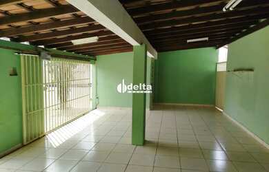 Imagem: A casa possui 3 Dormitórios, 1 Banheiro, 2 Vagas na garagem