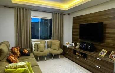 Imagem: A casa possui 3 Dormitórios, 2 Banheiros, 4 Vagas na garagem