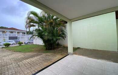 Imagem: A casa possui 4 Dormitórios, 5 Banheiros, 5 Vagas na garagem