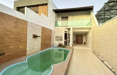 Imagem: A casa possui 4 Dormitórios, 5 Banheiros, 4 Vagas na garagem