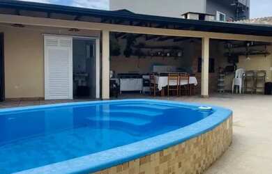 Imagem: A casa possui 4 Dormitórios, 2 Banheiros e está localizado