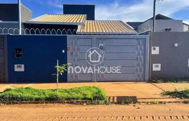 Imagem: A casa possui 3 Dormitórios, 2 Banheiros, 2 Vagas na garagem