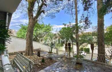 Imagem: O depósito possui 4 Vagas na garagem, 320m² de Área e está