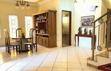 Imagem: A casa possui 4 Dormitórios, 4 Banheiros, 4 Vagas na garagem