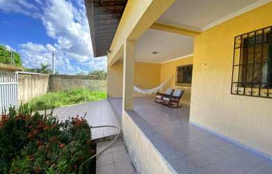 Imagem: A casa possui 3 Dormitórios, 3 Banheiros, 4 Vagas na garagem