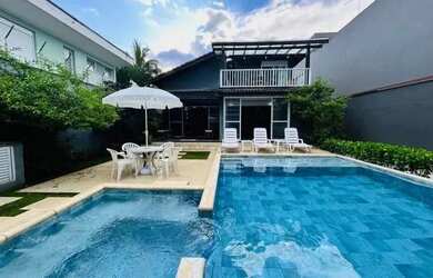 Imagem: A casa em condomínio à venda possui 5 Dormitórios, 5 Banheiros