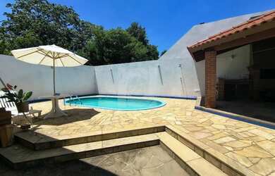 Imagem: A casa possui 3 Dormitórios, 1 Banheiro, 2 Vagas na garagem