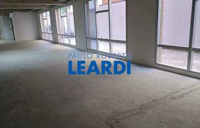 Imagem: O depósito possui 5 Vagas na garagem, 2500m² de Área e está