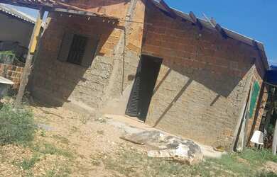 Imagem: A casa possui 2 Dormitórios, 2 Banheiros, 2 Vagas na garagem