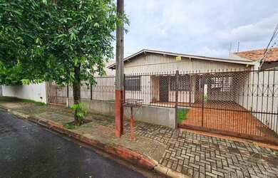 Imagem: A casa possui 3 Dormitórios, 2 Banheiros, 130m² de Área e