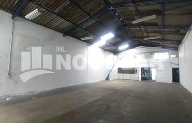 Imagem: O depósito possui 5 Vagas na garagem e 445m² de Área e está