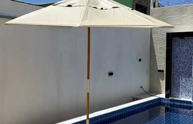 Imagem: A casa possui 3 Dormitórios, Acomodam 10 pessoas, 2 Vagas na