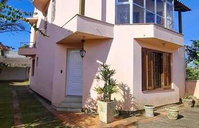 Imagem: A casa possui 3 Dormitórios, 3 Banheiros, 2 Vagas na garagem