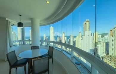 Imagem: O apartamento possui 3 Dormitórios, 4 Banheiros, 2 Vagas na