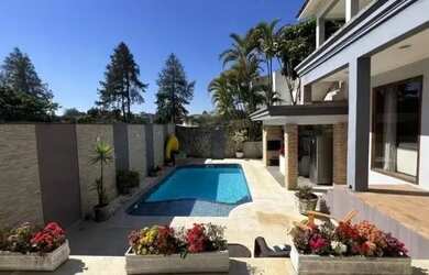 Imagem: A casa possui 5 Dormitórios, 5 Banheiros, 4 Vagas na garagem