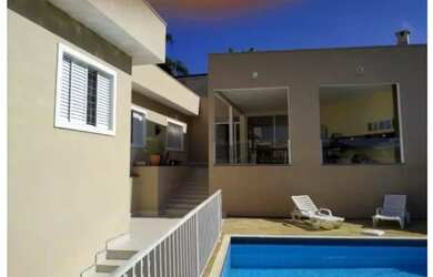 Imagem: A casa possui 3 Dormitórios, 4 Banheiros, 2 Vagas na garagem