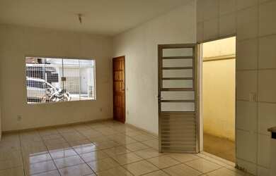 Imagem: A casa possui 2 Dormitórios, 1 Banheiro, 2 Vagas na garagem