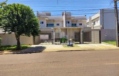 Imagem: A casa possui 2 Dormitórios, 2 Banheiros, 4 Vagas na garagem