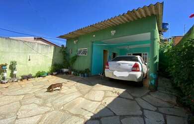 Imagem: A casa possui 2 Dormitórios, 2 Banheiros, 2 Vagas na garagem