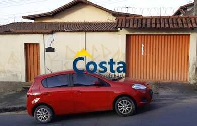 Imagem: A casa possui 3 Dormitórios, 2 Banheiros, 2 Vagas na garagem