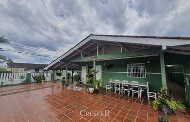 Imagem: A casa possui 3 Dormitórios, 2 Banheiros, 5 Vagas na garagem