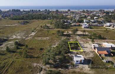 Imagem: O terreno possui 300m² de Área e está localizado em Balneário