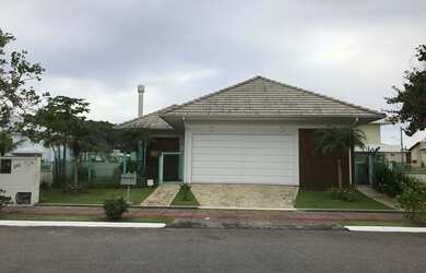 Imagem: A casa possui 3 Dormitórios, 4 Banheiros, 2 Vagas na garagem